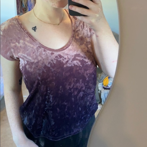 T-Shirt - Picture 1 of 3